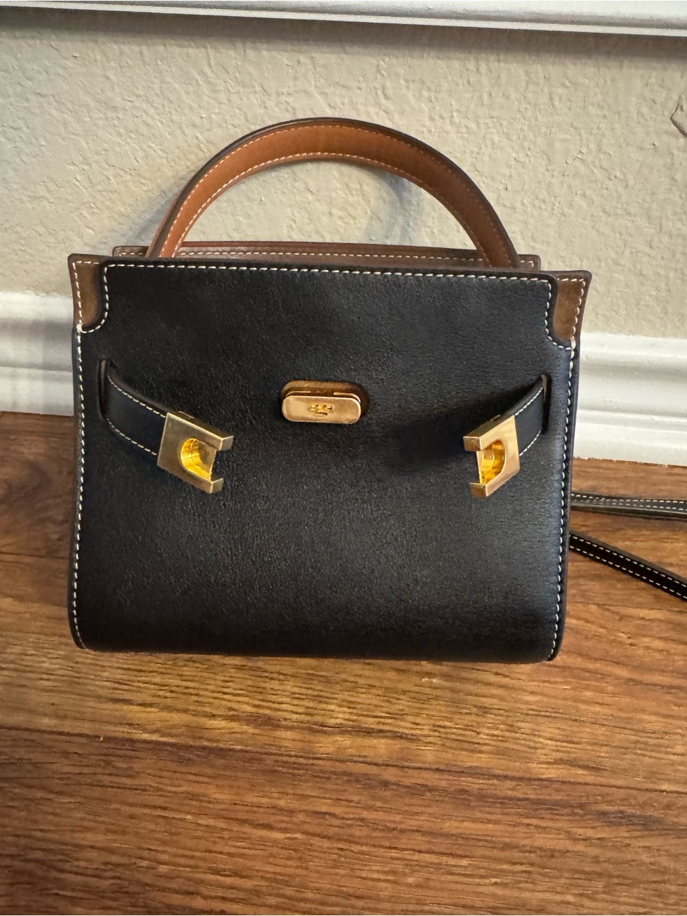 Tory Burch Petite Lee Radziwill Black Leather with Gold hardware bag - Picture 3 of 10